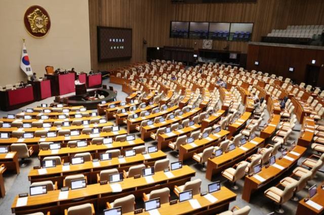 24일 국회 본회의에서 2차 상법개정안이 상정되자, 이에 반대하는 국민의힘 의원들이 필리버스터(무제한 토론을 통한 합법적인 의사진행 방해)를 하고 있다. [사진=연합뉴스]