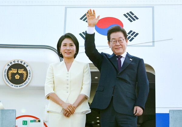 이재명&nbsp;대통령과 김혜경 여사가 일본·미국 방문을 위해 23일 성남 서울공항을 출발하며 공군 1호기에 올라 인사하고 있다. [사진=연합뉴스]