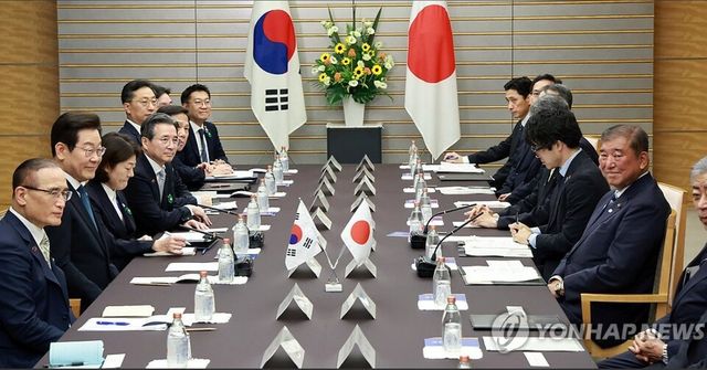 이재명 대통령과 이시바 시게루 일본 총리가 23일 일본 도쿄 총리 관저에서 한일 확대정상회담을 하고 있다.&nbsp; [사진=연합뉴스]&nbsp;