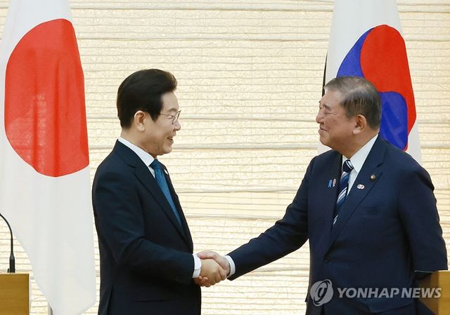 &nbsp;이재명 대통령과 이시바 시게루 일본 총리가 23일 일본 도쿄 총리 관저에서 열린 한일 정상 공동 언론 발표를 마친 뒤 악수하고 있다. [사진=연합뉴스]