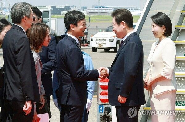 1박2일 일정으로 일본을 방문한 이재명 대통령과 김혜경 여사가 23일 일본 도쿄 하네다공항에 도착해 미야지 타쿠마 외무성 부대신과 인사하고 있다. [사진=연합뉴스]