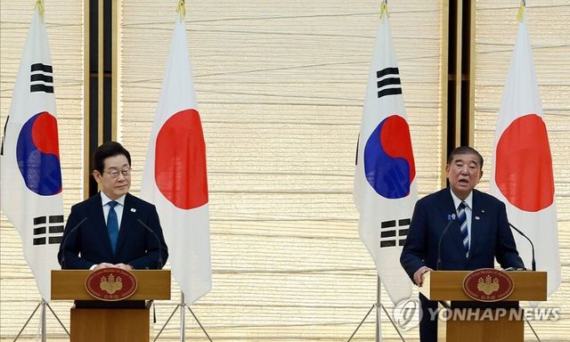 이재명 대통령(왼쪽)과 이시바 시게루 일본 총리가 23일 일본 도쿄 총리 관저에서 공동 언론 발표를 하고 있다.&nbsp; [사진=연합뉴스]