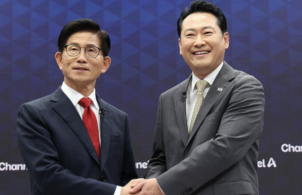 김문수 장동혁 국민의힘 당대표 후보가 23일 서울 채널A 광화문 스튜디오에서 열린 방송토론회서 기념촬영하고 있다. [사진=연합뉴스]