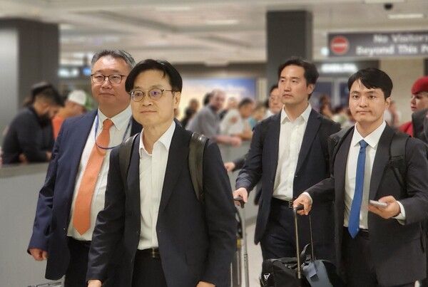 김정관 산업통상자원부 장관이 이재명 대통령과 도널드&nbsp;트럼프&nbsp;미국 대통령의 한미 정상회담을 사흘 앞둔 22일(현지시간) 미국 측과 정상회담 의제 사전 조율을 위해 워싱턴DC 인근 덜레스 국제공항을 통해 미국에 입국하고 있다. [사진=연합뉴스]