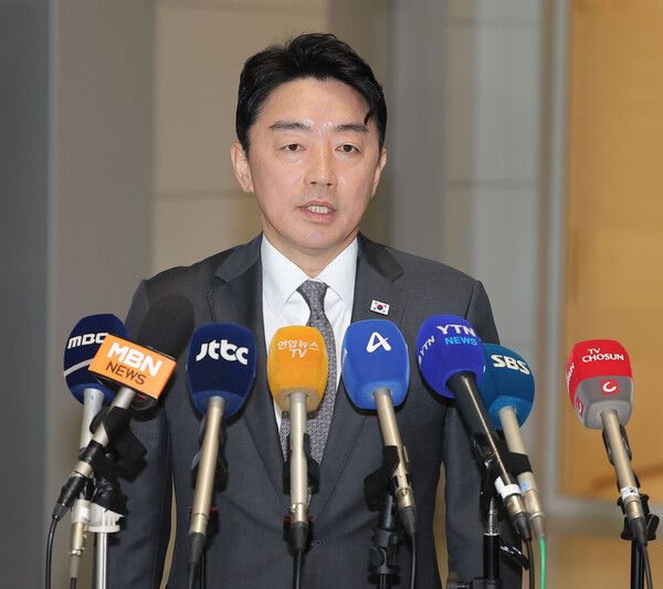 &nbsp;강훈식&nbsp;대통령 비서실장이 24일 이재명 대통령의 미국 순방길 동행을 위해 인천국제공항 제2여객터미널을 통해 출국하기 전 취재진 질문에 답변하고 있다. [사진=연합뉴스]