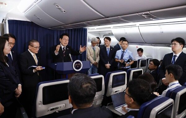 이재명&nbsp;대통령이 24일(현지시간) 일본 도쿄 하네다공항 이륙 뒤 한미 정상회담을 위해 미국 워싱턴DC로 향하는 공군 1호기 기내에서 기자간담회를 하고 있다. [사진=연합뉴스]