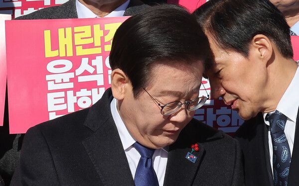 정치적 부담을 안고 정권 초기 사면을 해야 하냐는 민주당 내의 반대 기류에도 불구하고 사면 결정을 내리면서 사면 초기 조심스러운 행보를 내심 기대했던 것과는 달리 정치적 광폭 행보를 보이면서 이를 두고 곱지 않은 시선이 일고 있다. 지난해 '국민의힘 규탄 및 탄핵소추안 가결 촉구 제 시민사회 및 야5당 공동기자회견'에서 당시 더불어민주당&nbsp;이재명&nbsp;대표와&nbsp;조국혁신당&nbsp;조국&nbsp;대표가 대화하고 있다. [사진=연합뉴스]