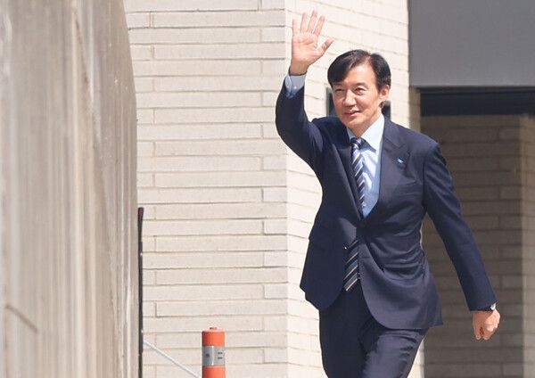 조국혁신당&nbsp;조국&nbsp;혁신정책연구원장이 24일 오후 경남 양산시 하북면 평산마을 문재인 전 대통령 사저에서 내부로 이동하고 있다. [사진=연합뉴스]