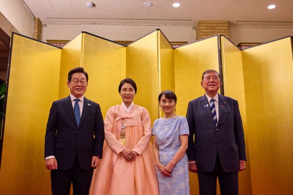 &nbsp;1박2일 일정으로 일본을 방문한&nbsp;이재명&nbsp;대통령과 김혜경 여사가 23일 일본 도쿄 총리 관저에서 이시바 시게루 일본 총리, 부인 이시바 요시코 여사와 양국 정상 부부 친교 행사를 하며 기념촬영을 하고 있다. [사진=연합뉴스]