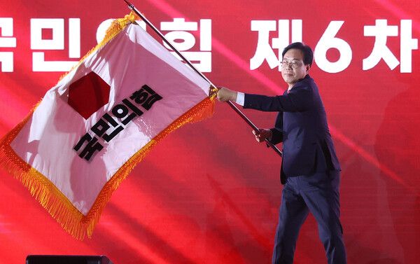 &nbsp;국민의힘&nbsp;송언석 비상대책위원장 겸 원내대표가 22일 충북 청주시 흥덕구 청주오스코에서 열린&nbsp;국민의힘&nbsp;제6차 전당대회에서&nbsp;당기를 흔들고 있다. [사진=연합뉴스]