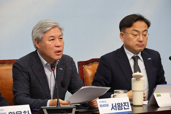 서왕진 조국혁신당 원내대표는 25일 국회에서 열린 최고위원회의 모두발언에서 조국 혁신정책연구원장을 둘러싼 민주당 일각의 '충고와 조언'에 대해 