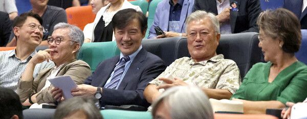 문재인&nbsp;전 대통령 내외와&nbsp;조국혁신당&nbsp;조국&nbsp;혁신정책연구원장 등이 24일 오후 경남 양산시 물금읍 메가박스 양산증산점에서 영화 '다시 만날,&nbsp;조국' 관람을 앞두고 객석에 앉아 있다.&nbsp;왼쪽 두 번째부터 더불어민주당 최강욱 교육연수원장,&nbsp;조국&nbsp;위원장, 문 전 대통령, 김정숙 여사. [사진=연합뉴스]