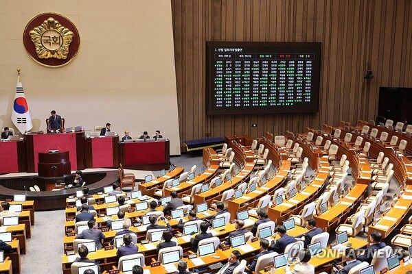 25일 국회 본회의에서 '더 센' 상법 개정안이 여당 주도로 통과되고 있다. 개정안은 자산 2조원 이상 상장사에 대해 집중투표제 도입을 의무화하고, 감사위원 분리 선출을 기존 1명에서 2명 이상으로 확대하는 내용을 골자로 한다. [사진=연합뉴스]