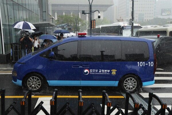 건진법사&nbsp;전성배 씨가 탑승한 호송차가 25일 김 여사 관련 의혹들을 수사하는 민중기 특별검사팀 사무실이 마련된 서울 종로구 KT광화문빌딩으로 들어가고 있다. [사진=연합뉴스]