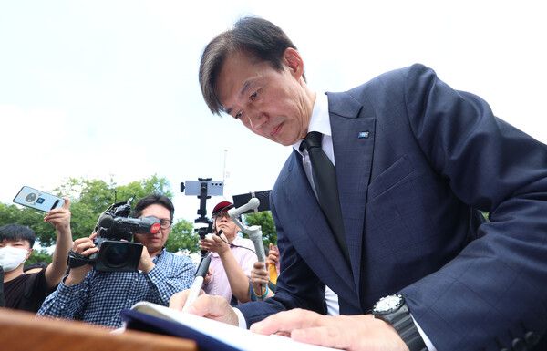 조국혁신당&nbsp;조국&nbsp;혁신정책연구원장이 25일 오전 경남 김해시 진영읍 봉하마을에서 노무현 전 대통령 묘역 참배 후 방명록을 작성하고 있다. [사진=연합뉴스]