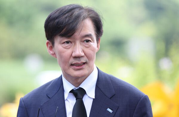 조국혁신당&nbsp;조국&nbsp;혁신정책연구원장이 25일 오전 경남 김해시 진영읍 봉하마을에서 노무현 전 대통령 묘역 참배 후 취재진 질문에 답하고 있다. [사진=연합뉴스]