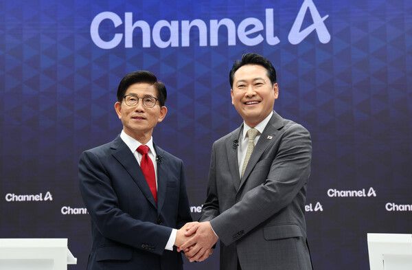 국민의힘 당 대표 선거 결선에 진출한&nbsp;김문수·장동혁 후보가 23일 서울 채널A 광화문 스튜디오에서 열린 방송토론회에서 기념촬영을 하고 있다. [사진=연합뉴스]