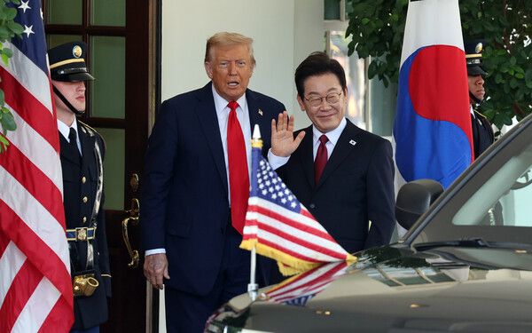 이재명&nbsp;대통령이 25일(현지시간) 미국 워싱턴DC 백악관에서 영접나온 도널드&nbsp;트럼프&nbsp;미국 대통령과 기자들을 바라보며 손을 흔들고 있다. [사진=연합뉴스]