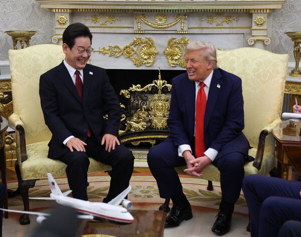 이재명 대통령과 도널드 트럼프 미국 대통령이 25일(현지시간) 미국 워싱턴 DC 백악관 오벌오피스에서 열린 한미 정상회담에서 웃으며 대화하고 있다. [사진=연합뉴스]