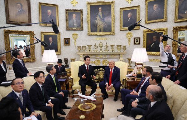 &nbsp;이재명&nbsp;대통령과 도널드&nbsp;트럼프&nbsp;미국 대통령이 25일(현지시간) 미국 워싱턴DC 백악관에서 정상회담을 하고 있다. [사진=연합뉴스]