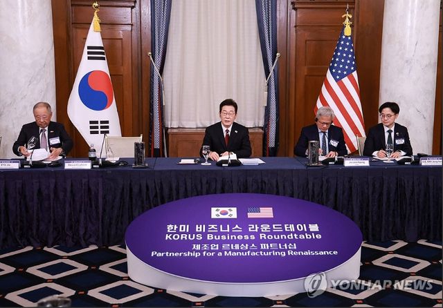 &nbsp;이재명 대통령이 25일(현지시간, 한국시간 26일 07시경) 미국 워싱턴DC 윌라드 호텔에서 열린 한미 비즈니스 라운드 테이블에서 기조연설을 하고 있다. 왼쪽부터 류진 한경협 회장, 이 대통령, 젠슨 황 엔비디아 최고경영자, 김정관 산자부 장관. [사진=연합뉴스]