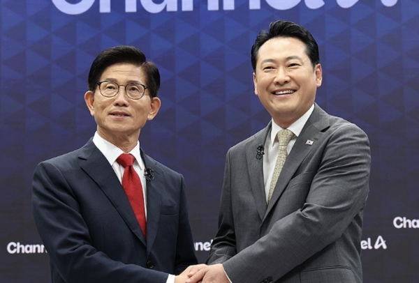김문수 후보와 장동혁 후보가 24일 결선토론tv에서 손을 맞잡고 있다. [사진=연합뉴스]