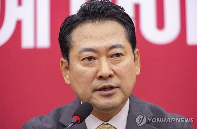 장동혁 국민의힘 신임 당대표는 26일 기자회견에서 향후 당 운영 계획을 밝히고 있다. [사진=연합뉴스]