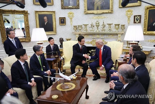 트럼프 미 대통령의 경주 apec 참석 가능성이 높아지면서 김정은 북한 국방위원장 참석 여부도 연동될 것으로 보인다. 25일(미 현지시간) 한미정상회담 현장 [사진=연합뉴스]