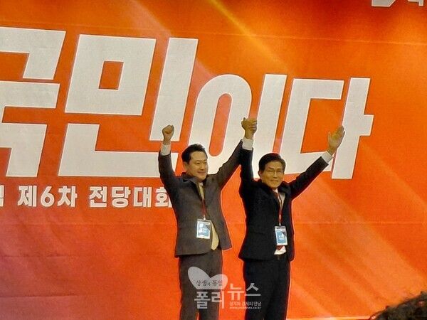 26일 국회 도서관 대강당에서 장동혁 후보와 김문수 후보가 손을 맞잡고 인사하고 있다. [사진=곽수연 기자]