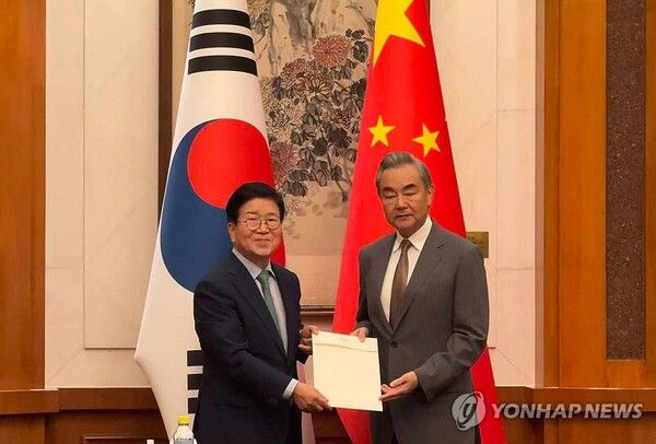 24일 중국 왕이 부장에게 친서 전달한 박병석 특사단장 [사진=연합뉴스]