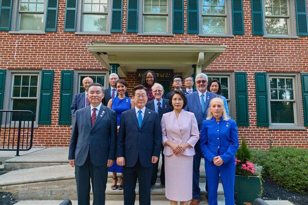 이재명 대통령과 김혜경 여사가 26일(현지시간) 미국 펜실베이니아주 필라델피아의&nbsp;서재필&nbsp;기념관을 방문해 조현 외교부 장관, 최정수&nbsp;서재필기념재단 이사장, 메리 게이 스캔런 미국 연방 하원의원 등과 기념촬영을 하고 있다. [사진=연합뉴스]