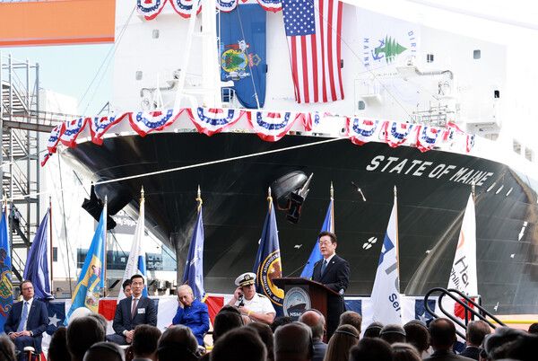 이재명&nbsp;대통령이 26일(현지시간) 미국 필라델피아의 한화 필리조선소에서 '스테이트 오브 메인'호 명명식 축사를 하고 있다.&nbsp;이 선박은 미국 해양청이 발주한 국가 안보 다목적 선박(NSMV) 5척 중 3호선이다. [사진=연합뉴스]