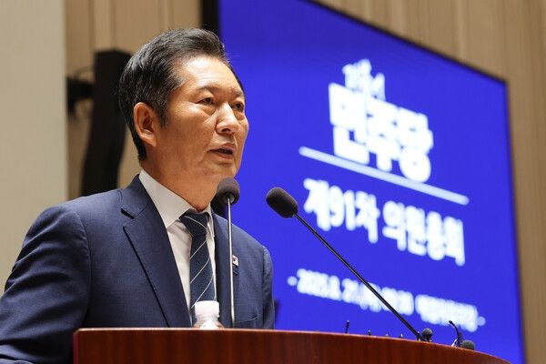 더불어민주당 정청래 대표가 21일 서울 여의도 국회에서 쟁점법안 처리를 위한 8월 임시국회 본회의 개회를 앞두고 의원총회에서 발언하고 있다. [사진=연합뉴스]