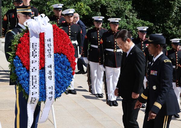 한미정상회담 참석차 미국 워싱턴DC를 방문 중인 이재명 대통령이 26일(현지시간) 워싱턴DC 인근&nbsp;알링턴&nbsp;국립묘지 무명용사탑을 찾아 헌화하고 있다. [사진=연합뉴스]
