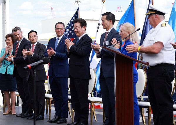 이재명 대통령이 26일(현지시간) 미국 필라델피아의 한화 필리조선소에서 열린 '스테이트 오브 메인'호 명명식에 참석하고 있다. 이 대통령 오른쪽은 김동관 한화그룹 부회장. [사진=연합뉴스]