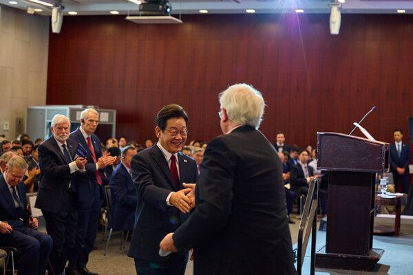 이재명&nbsp;대통령이 25일(현지시간) 미국 워싱턴DC 국제전략문제연구소(CSIS) 인터내셔널 스튜디오에서 정책 연설을 마친 뒤 존 햄리 CSIS 소장과 인사하고 있다. [사진=연합뉴스]