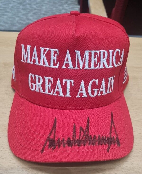 트럼프 대통령이 자신의 집무실 옆 기념품 샵에서도 모자를 선물로 주며 직접 사인해줬다. [사진=김민주 기자]