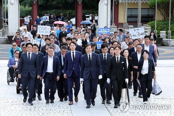 국립5·18민주묘지 찾은 조국 [사진=연합뉴스]