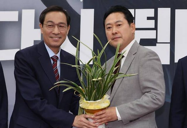 27일 우상호 대통령실 정무수석이 장동혁 국민의힘 신임 대표를 축하차 방문하며 '아재명 대통령 초청' 의사를 전했지만, 장 대표는 우회적으로 거절했다. 우 수석이 이 대통령이 보낸 축하난을 장 대표에게 전달하고 있다. [사진=연합뉴스]