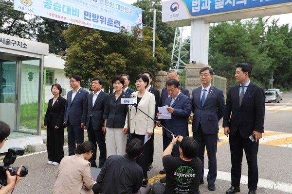 전현희 민주당 수석최고위원이 8월 11일 3대특검종합대응특위에서 서울 구치소를 방문해 발언하고 있다. [사진=전현희 의원실 제공]