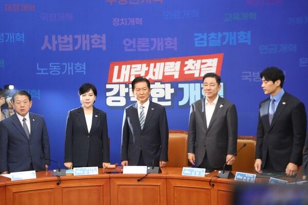 전현희 민주당 수석최고위원이 8월 4일 정청래 대표와 최고위원 회의에 참석하고 있다. [사진=전현희 의원실 제공]