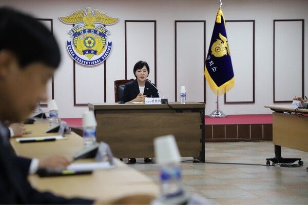 전현희 민주당 수석최고위원이 7월 31일 '당 3대특검 종합대응특위' 총괄위원장으로 서울 구치소를 방문해 발언하고 있다. [사진=전현희 의원실 제공]