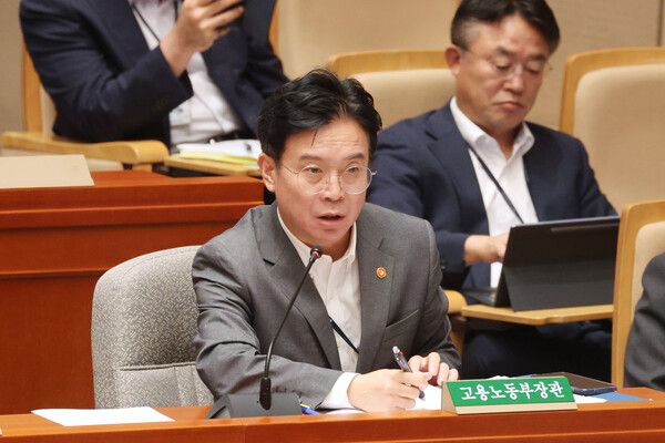 &nbsp;'노란봉투법'이 국회를 통과한 뒤 하청노조의 교섭 요구가 잇따르는 데 대해 김영훈 고용노동부 장관은 28일 라디오에 출연해 