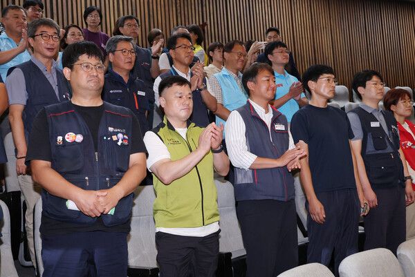 &nbsp;24일 국회 본회의에서 '노동조합 및 노동관계조정법 일부개정법률안(노란봉투법)'이 통과되자 민주노총 양경수 위원장과 조합원, 진보당 당원들이 기뻐하고 있다. [사진=연합뉴스]