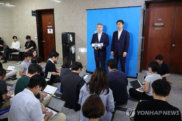 27일 서울 여의도 국회에서 더불어민주당 민형배 의원이 검찰개혁 관련 브리핑을 하고 있다. [사진=연합뉴스]