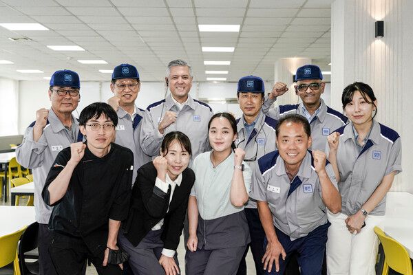 GM 한국사업장 창원공장을 방문해 기념사진을 촬영하고 있는 헥터 비자레알 사장&nbsp; [사진=GM한국사업장]