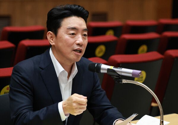 강훈식&nbsp;대통령비서실장이 19일 서울 용산 대통령실 청사에서 기자간담회를 하고 있다. [사진=연합뉴스]