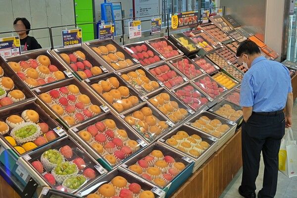 지난해 추석 롯데마트 제타플렉스 서울역점 매대에서 상품을 보는 고객 [사진=롯데마트]