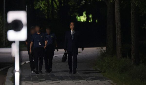 &nbsp;윤석열 전 대통령의 내란 방조 및 위증 등 혐의를 받는&nbsp;한덕수&nbsp;전 국무총리가 27일 구속영장이 기각돼 경기도 의왕 서울구치소를 나서고 있다. [사진=연합뉴스]