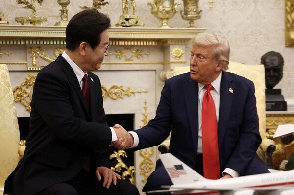 이재명&nbsp;대통령과 도널드&nbsp;트럼프&nbsp;미 대통령이 25일(현지시간) 미국 워싱턴DC 백악관에서 정상회담 중 악수하고 있다. [사진=연합뉴스]